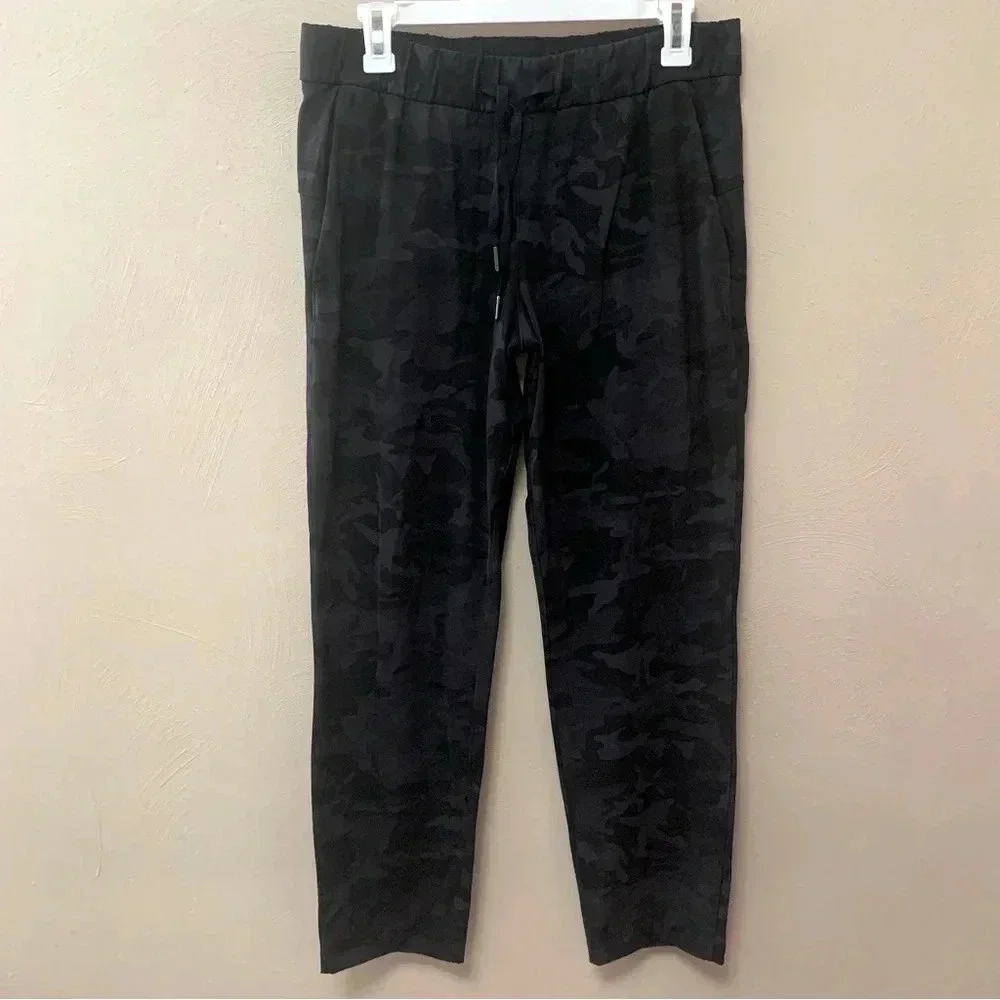 Lululemon On the Fly 7/8 Pant in Incognito Camo Multi Grey Size 8
